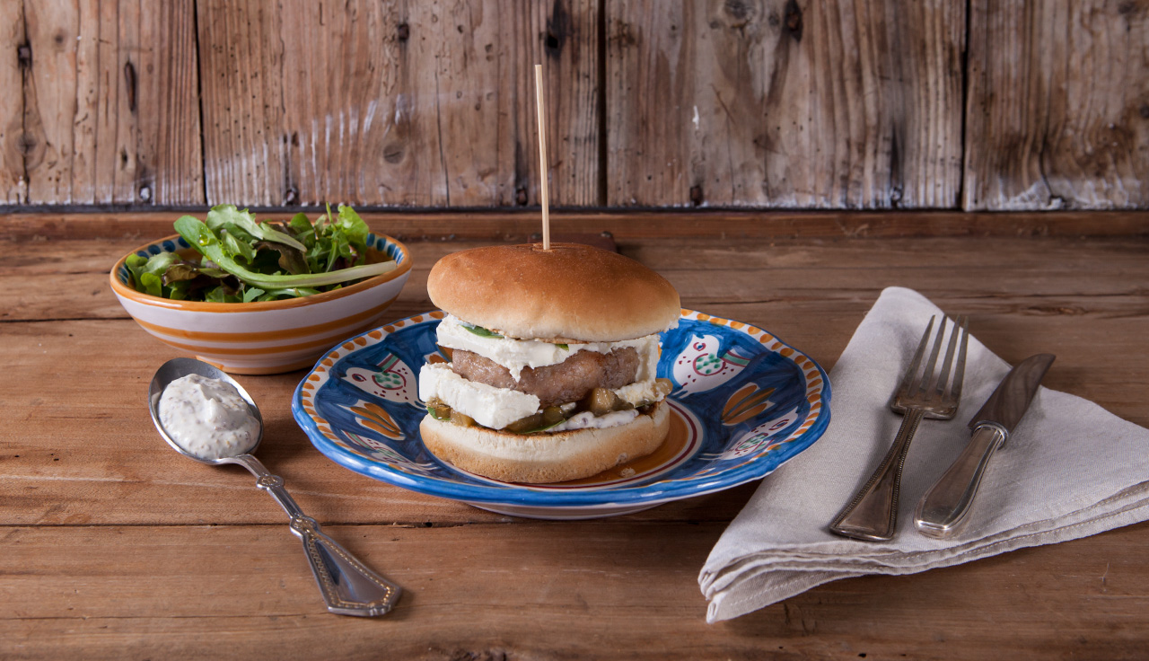 Panino Hamburger di Vitello, Formaggio e Pere con robiola, spinaci e chutney di pere e cipolla