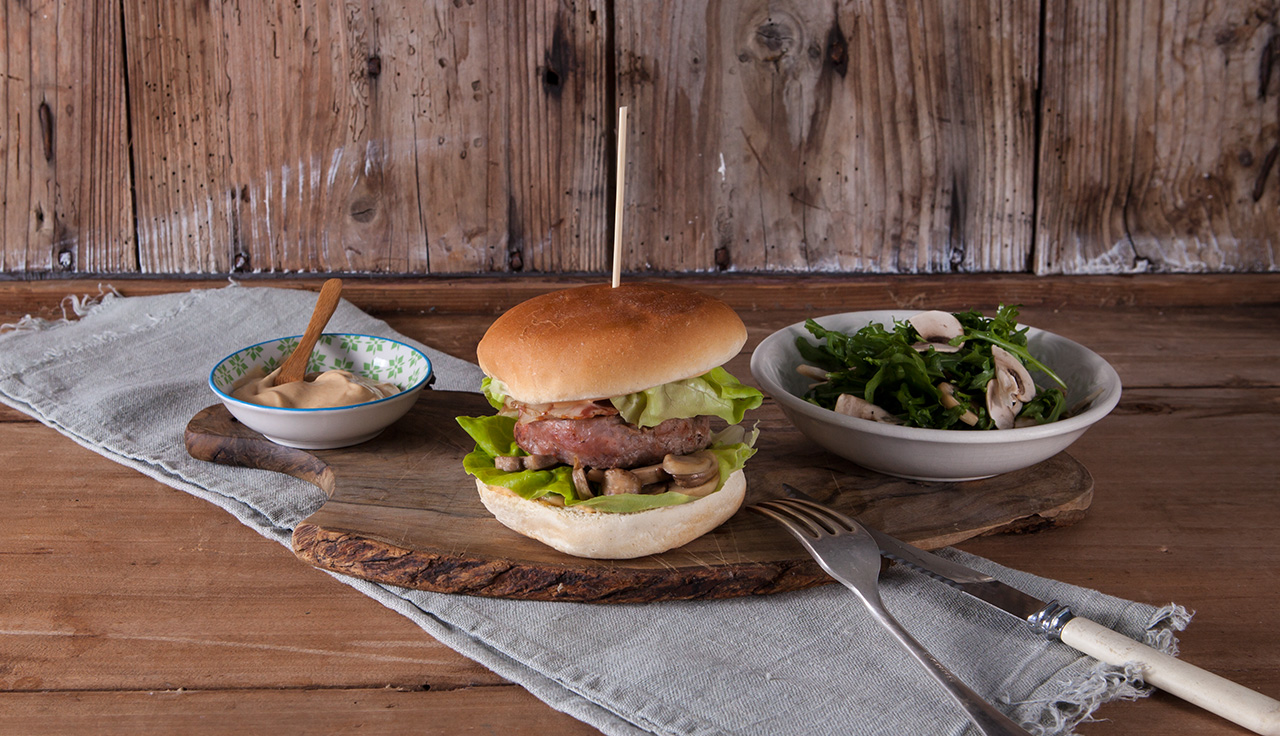 Panino Hamburger Salsiccia e Peperoni con bacon e insalata di rucola e funghi crudi