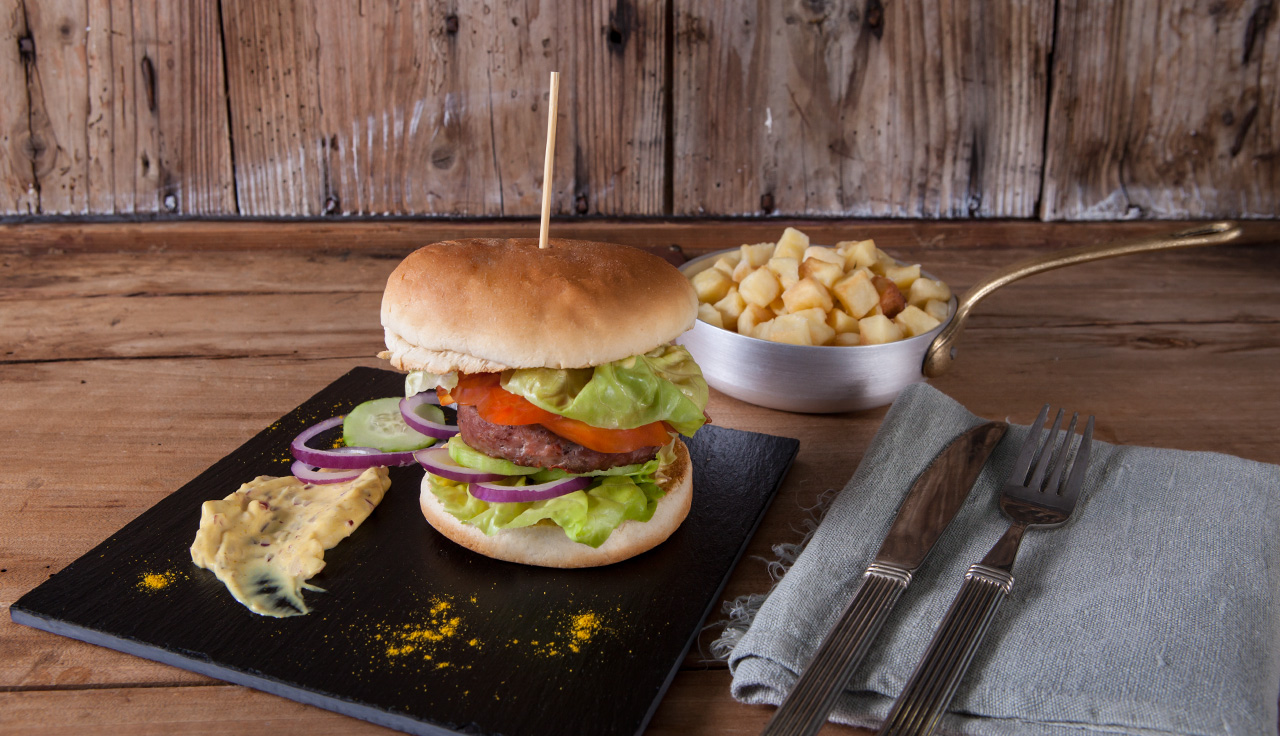 Panino Hamburger Salsiccia e Peperoni con verdure fresche e salsa curry