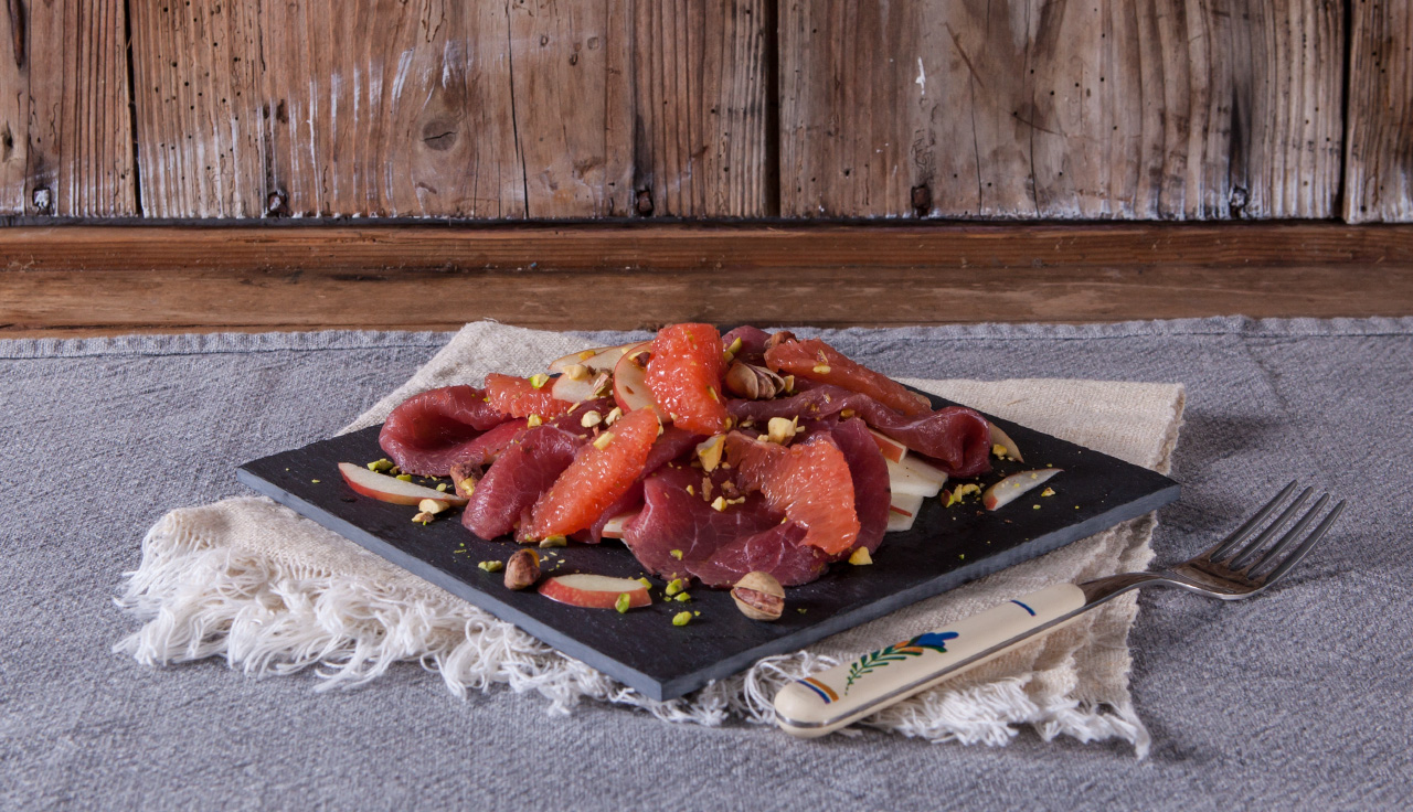 Carne Salada con mela, pompelmo e pistacchio