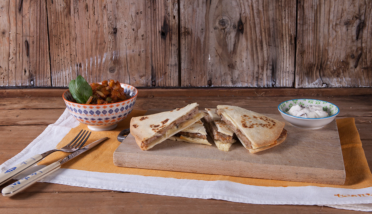 Piadina Salsiccia Funghi e Formaggio con caponata e salsa allo yogurt