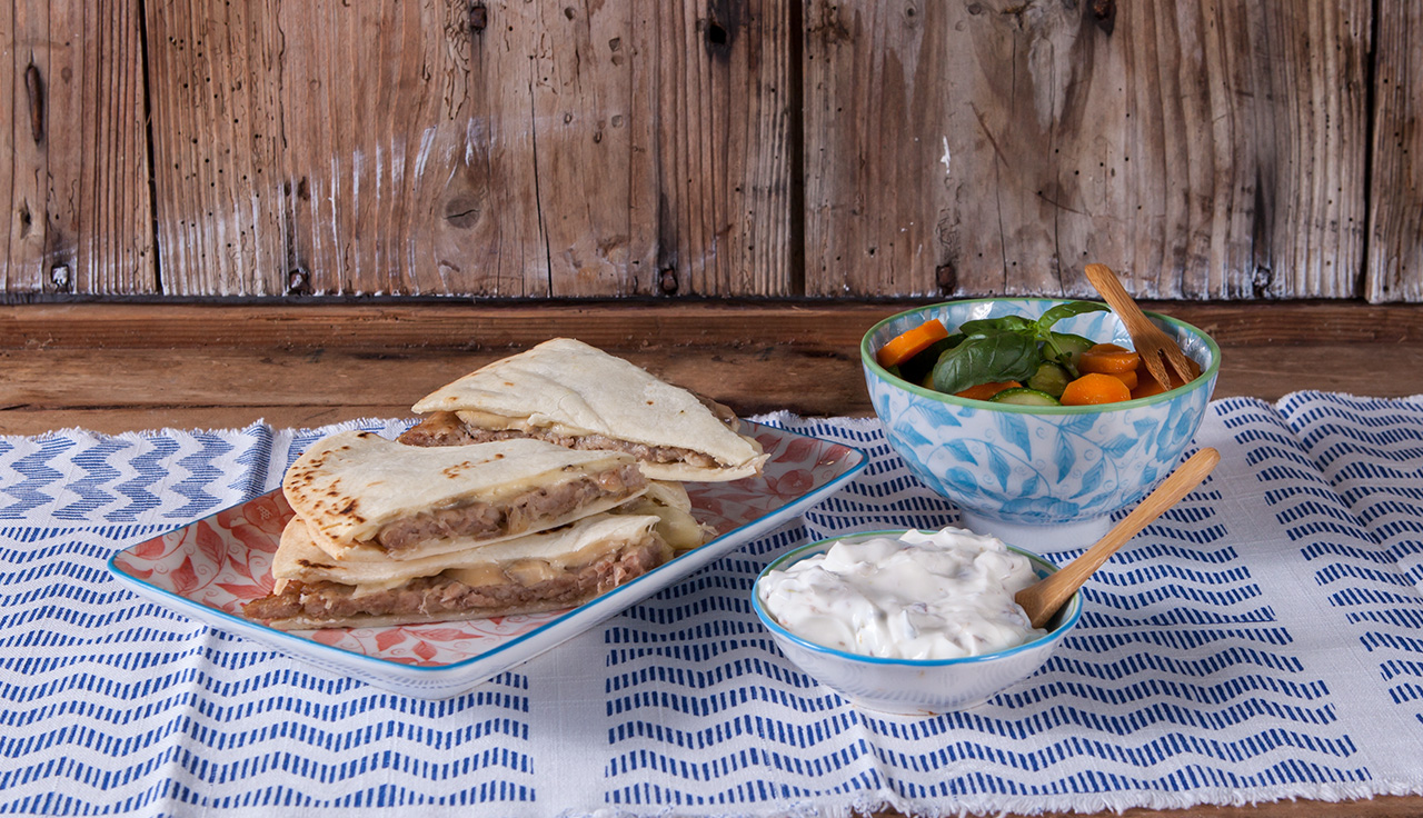 Piadina Salsiccia Funghi e Formaggio con salsa mediterranea e verdure al vapore