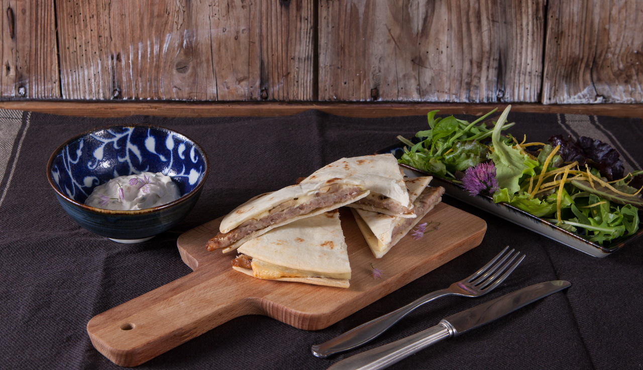 Piadina Salsiccia Funghi e Formaggio con salsa al curry e misticanza