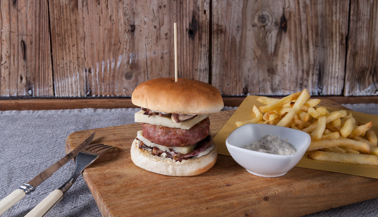 Panino Hamburger Salsiccia e Peperoni con asiago e radicchio
