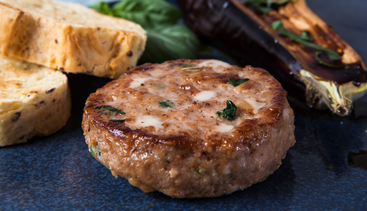 Hamburger di vitello, mozzarella e spinaci con melanzana al forno
