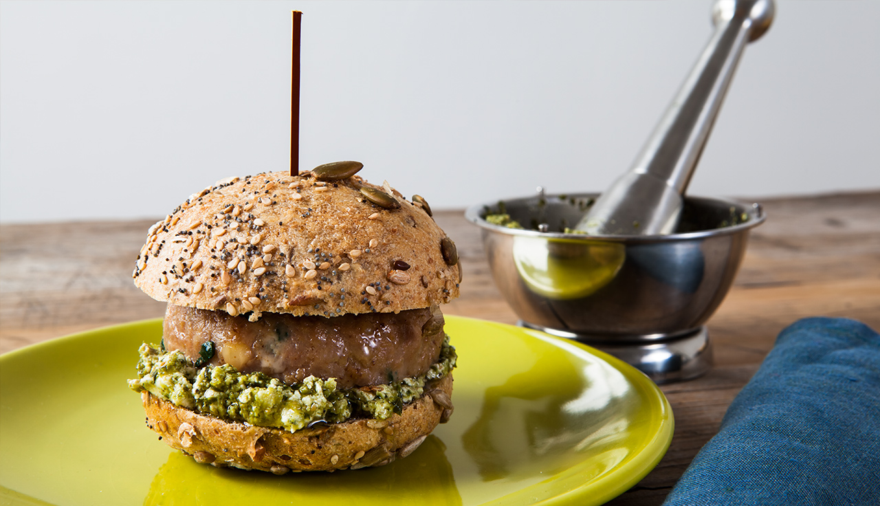 Panino hamburger di vitello, mozzarella e spinaci con pesto di rucola noci e gorgonzola
