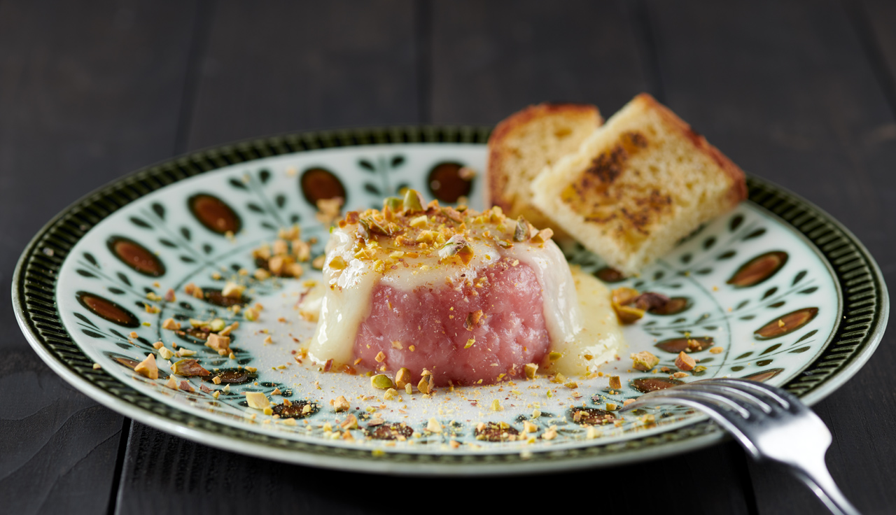 Tartare di vitello con salsa di asiago e granella di pistacchio