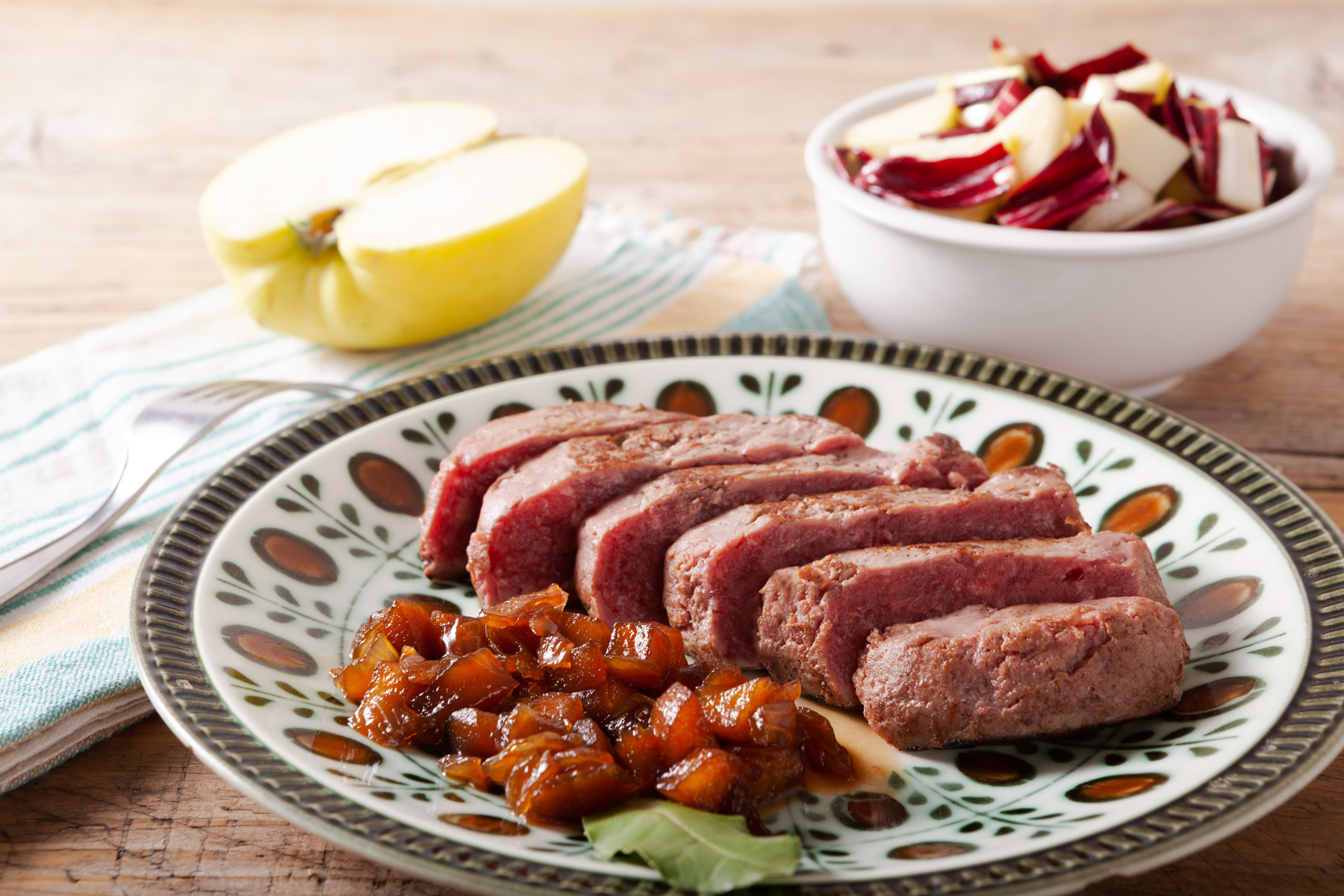 Tagliata di Hamburger di Scottona con Chutney di Mele e Cipolla e con Insalata di Radicchio Tardivo e Mele
