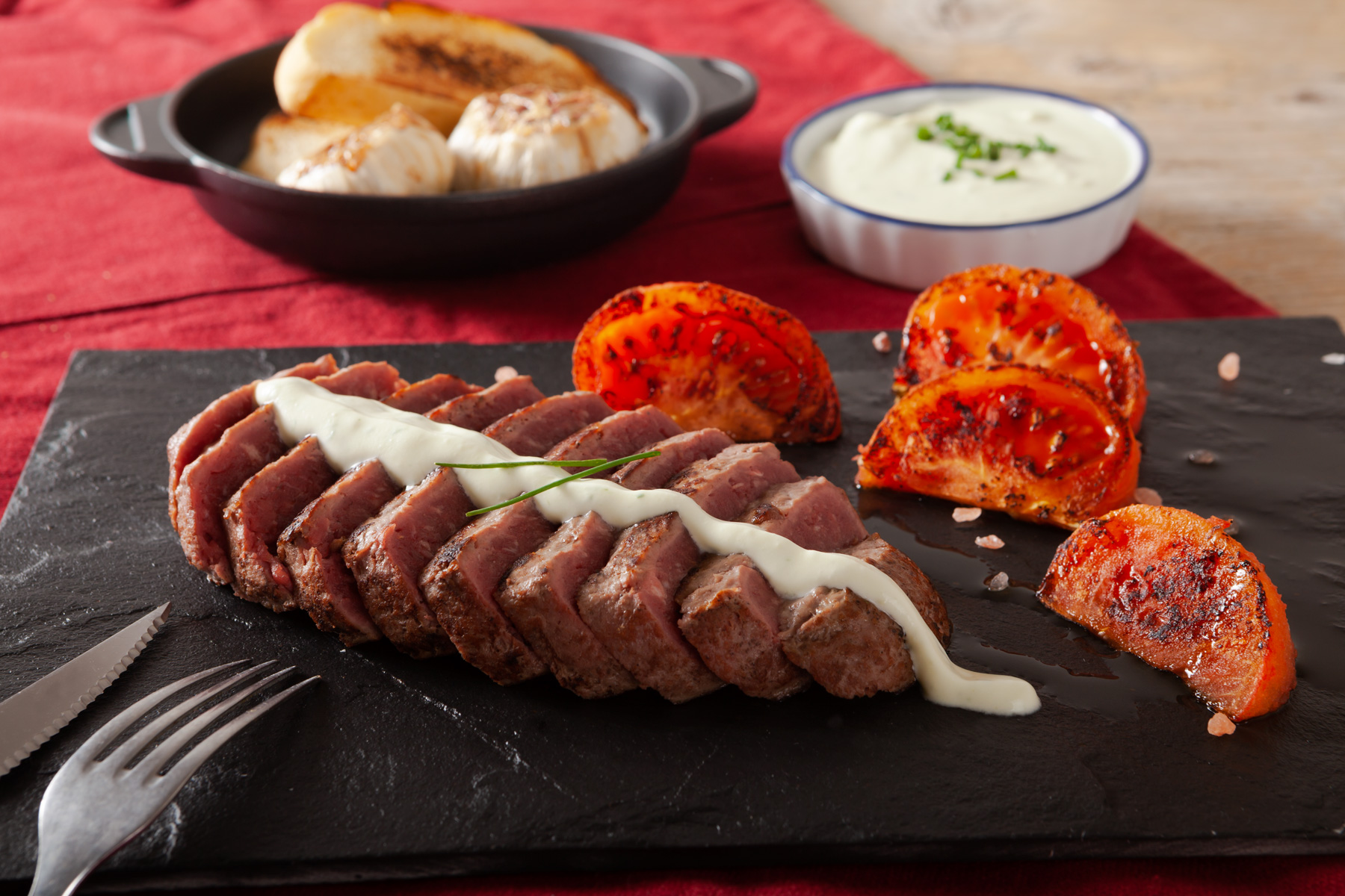 Tagliata di Hamburger di Scottona con Salsa di Panna Acida all&rsquo;Aglio e Pomodori Scottati in Padella