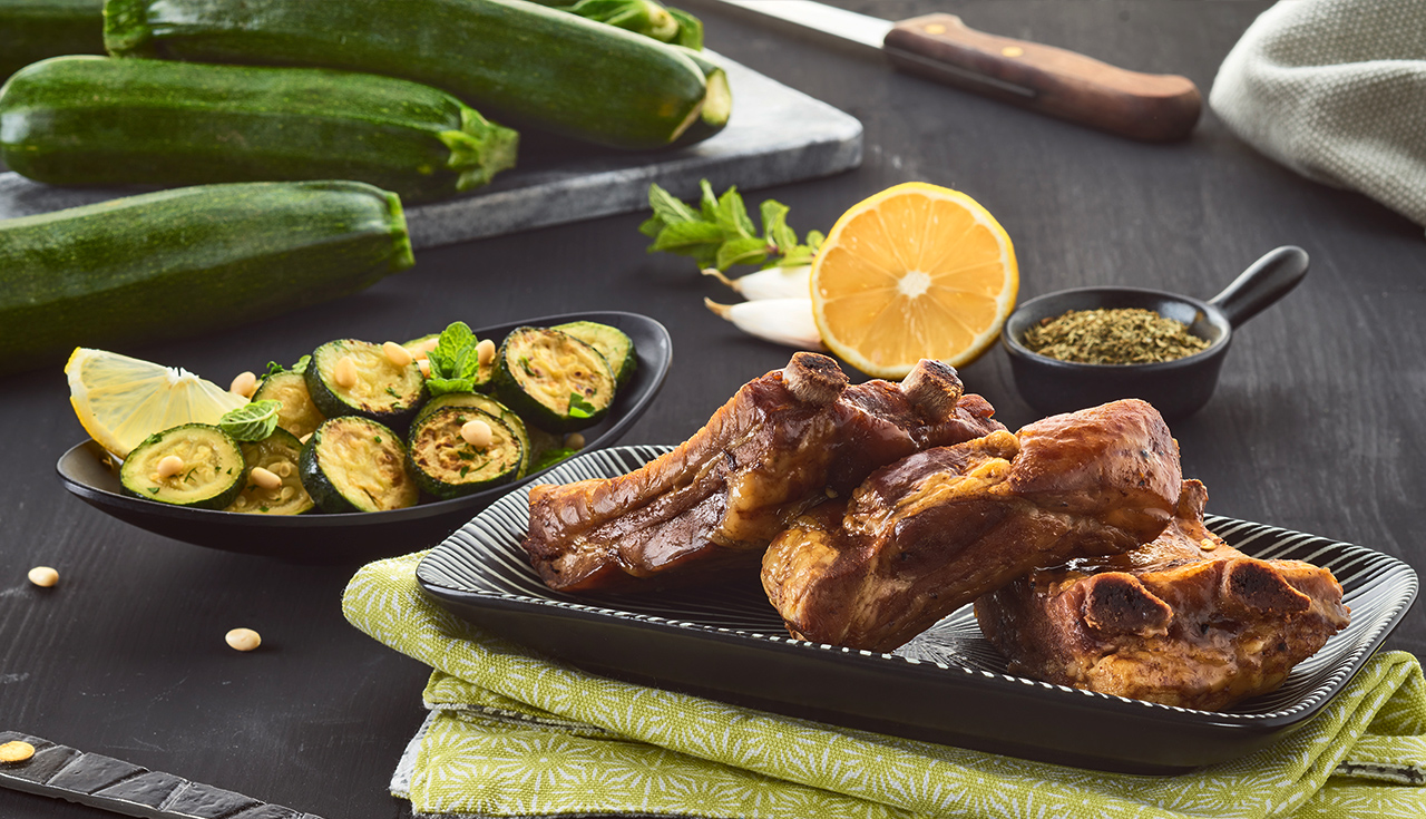 Costine di maiale speziate con zucchine e pinoli alla menta